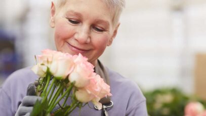 mujer-madura-flores